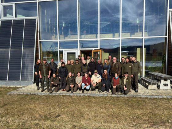 Das Sachgebiet 1 des Nationalparks und die Ranger des Naturparks Bayerischer Wald e.V. vor dem Null Energie Haus in Zwiesel. Bildautor: Naturpark Bayerischer Wald e.V.