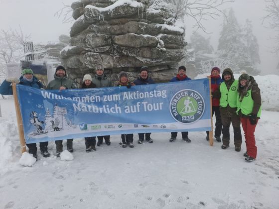 Auch nach knapp sechs Stunden vollen Einsatzes im eisigen Wind konnten die Beteiligten des DAV-Aktionstages noch für das Gruppenfoto lächeln. Bildautor: Jaroslav Koranda
