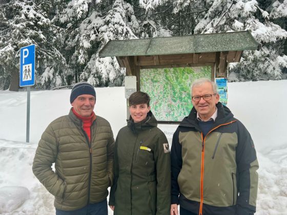 Die beiden Vorsitzenden des Naturparks Bay. Wald e.V. Georg Bauer (1. Vorsitzender) (links) und Rudolf Seidenader (2. Vorsitzender) (rechts) begrüßen Heidi Heigl in ihrem Ranger-Gebiet in der Mitgliedsgemeinde St. Englmar.