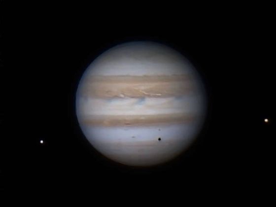 Zu sehen ist der Jupiter mit seinen Monden Europa (links vom Planeten) und Io (rechts vom Planeten). Bildautor: Michael Schuster