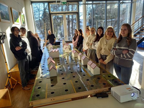 Bild: Schüler der Berufsschule Waldkirchen erprobten das Energiespardorf an der Naturpark-Umweltstation Waldkirchen. Bildautor: A. Nußer