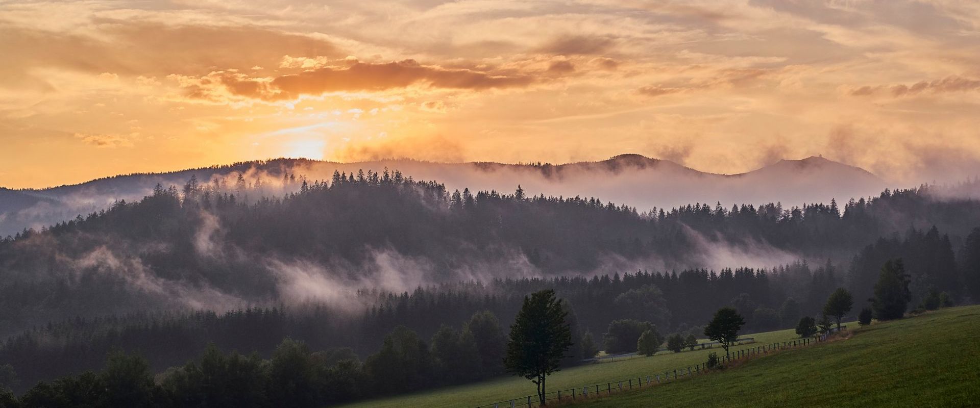 Herbstlicher Sonnenuntergang hinter dem Großen Arber. Bildautor Woidlife Photography