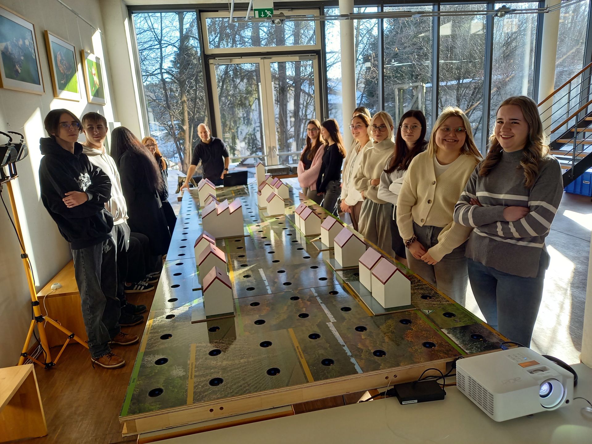 Bild: Schüler der Berufsschule Waldkirchen erprobten das Energiespardorf an der Naturpark-Umweltstation Waldkirchen. Bildautor: A. Nußer