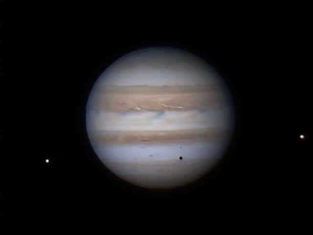 Zu sehen ist der Jupiter mit seinen Monden Europa (links vom Planeten) und Io (rechts vom Planeten). Bildautor: Michael Schuster